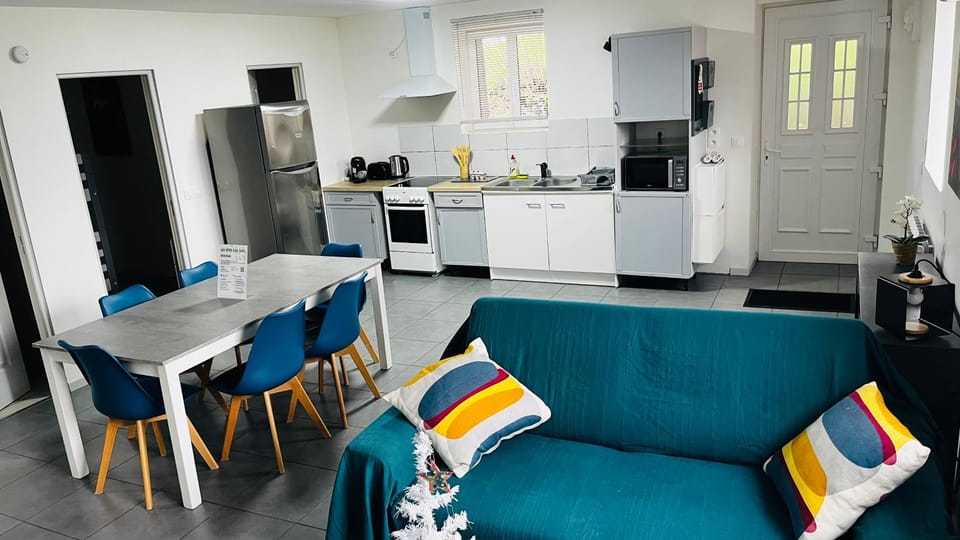 Kitchen or kitchenette, Living room, Dining area