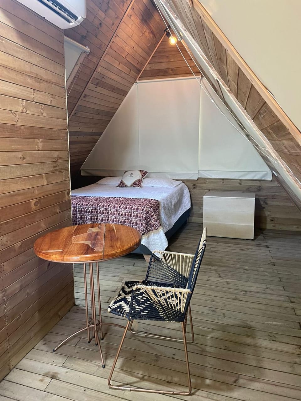 Bed, Photo of the whole room, Bedroom, air conditioner