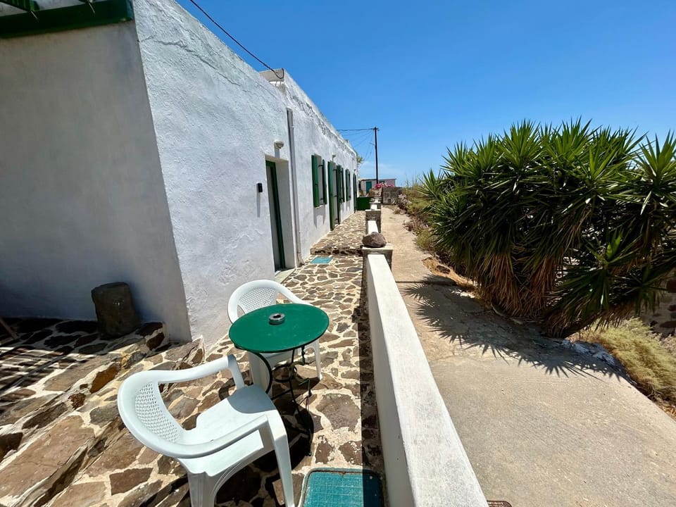Lukianos House House in Milos