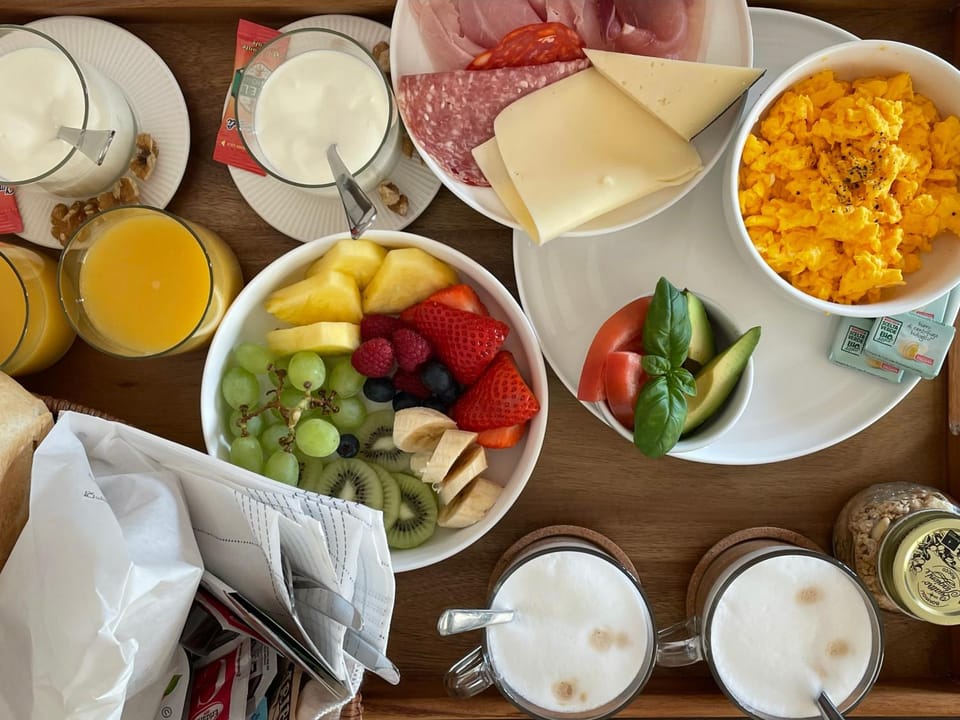 Food and drinks, Food, Breakfast, Continental breakfast, Drinks, room service