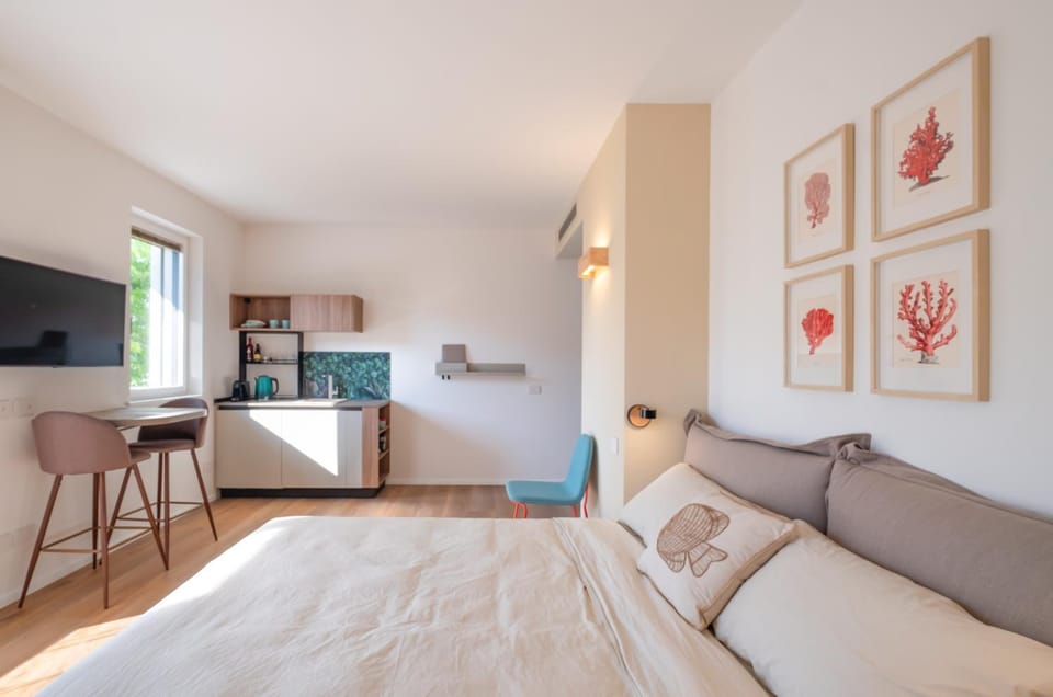 Bed, TV and multimedia, Photo of the whole room, Dining area, Bedroom