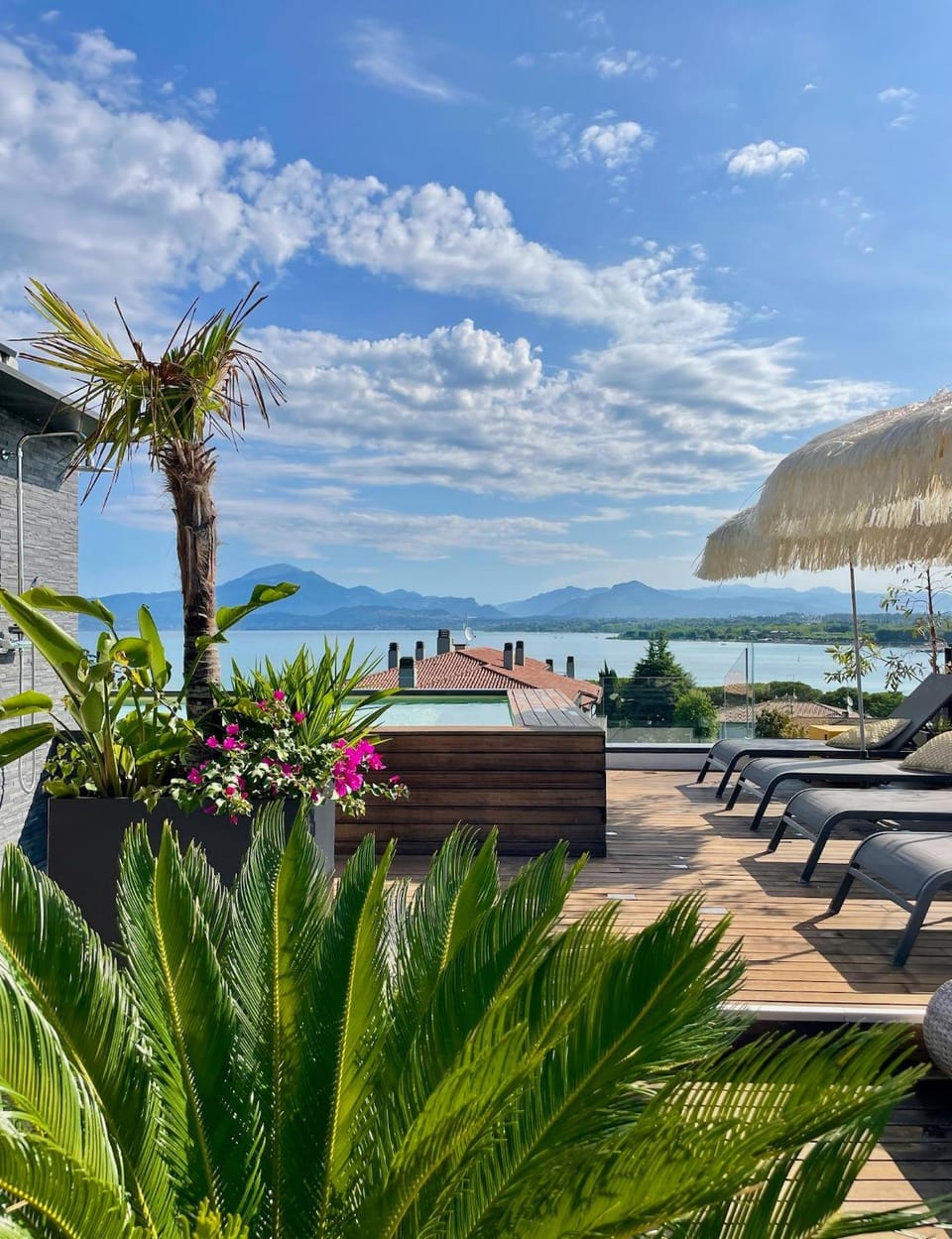 Day, Natural landscape, Solarium, Balcony/Terrace, Lake view, Mountain view, Swimming pool, sunbed