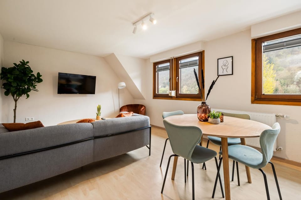 TV and multimedia, Living room, Seating area, Dining area