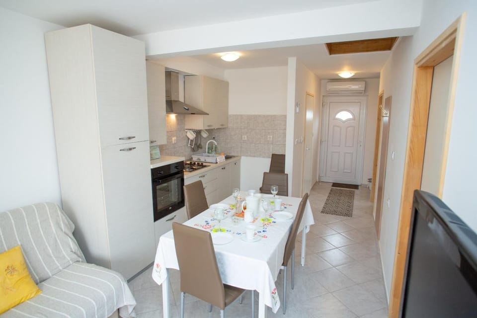 Kitchen or kitchenette, Communal kitchen