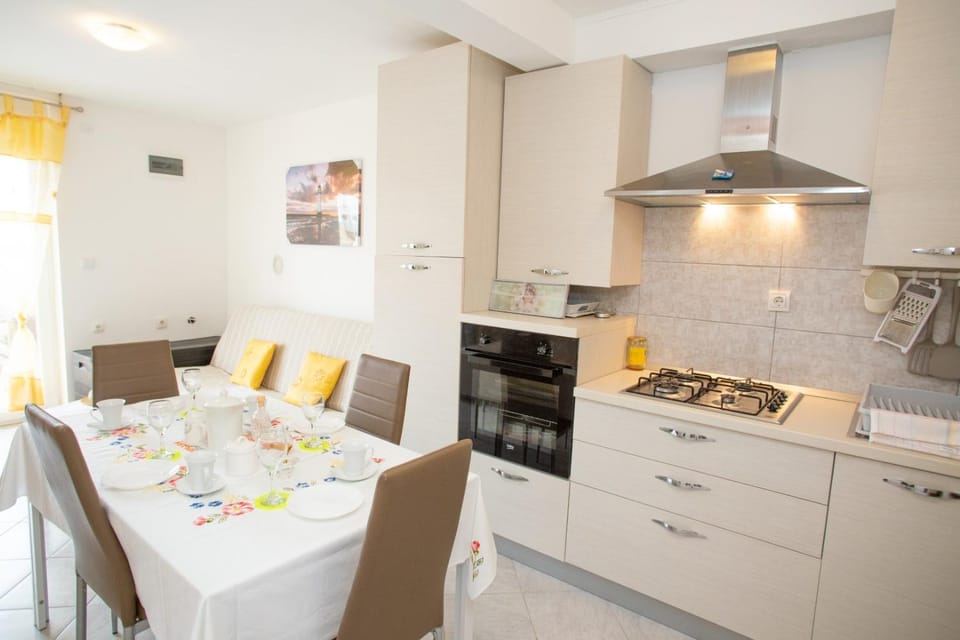 Kitchen or kitchenette, Communal kitchen