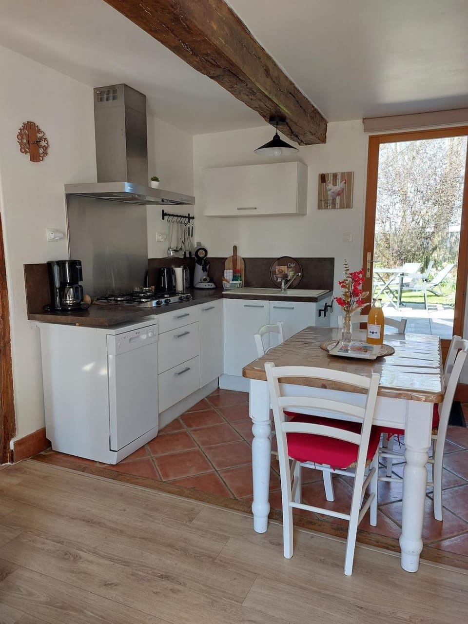 Coffee/tea facilities, Kitchen or kitchenette, Dining area, dishwasher, stove