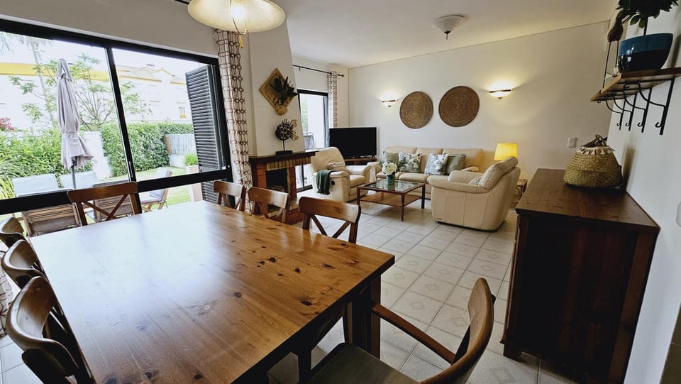 TV and multimedia, Living room, Dining area