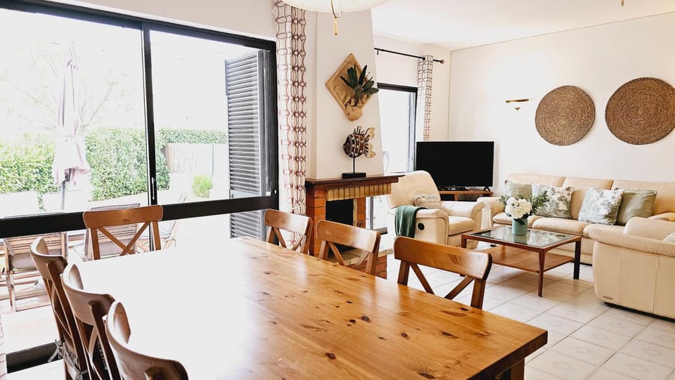 TV and multimedia, Living room, Dining area