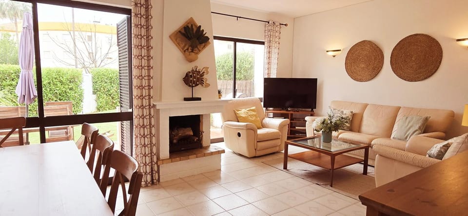 Communal lounge/ TV room, TV and multimedia, Living room, Dining area, Evening entertainment