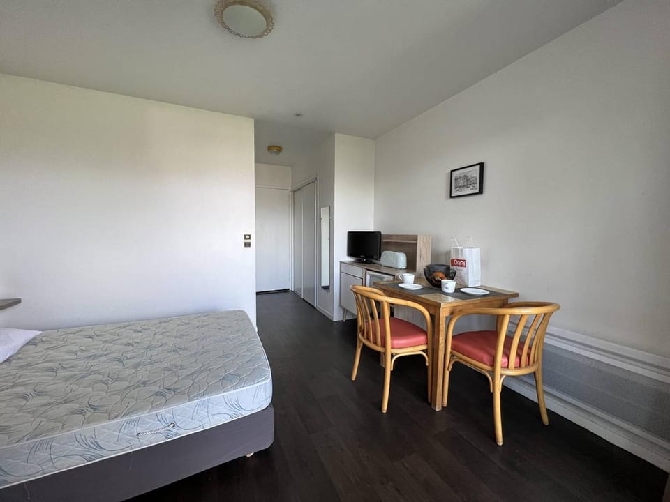 Studio central Cambo avec terrasse et parking, animaux acceptés Apartment in French Basque Country