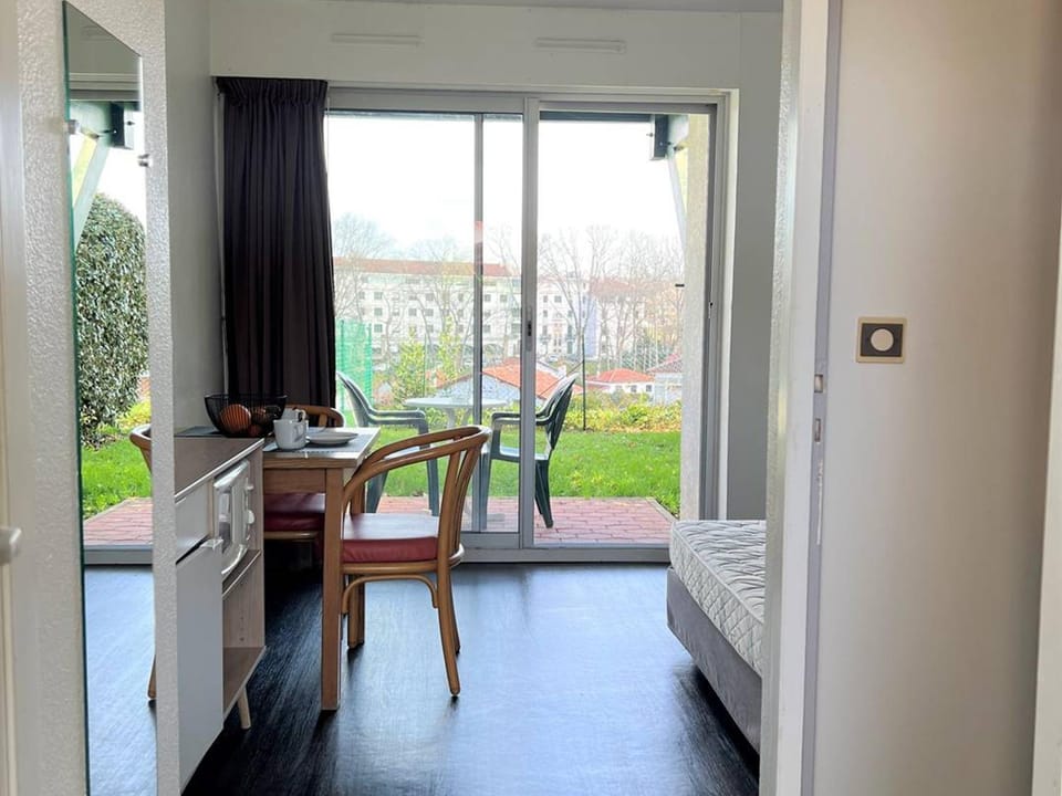 Studio central Cambo avec terrasse et parking, animaux acceptés Apartment in French Basque Country