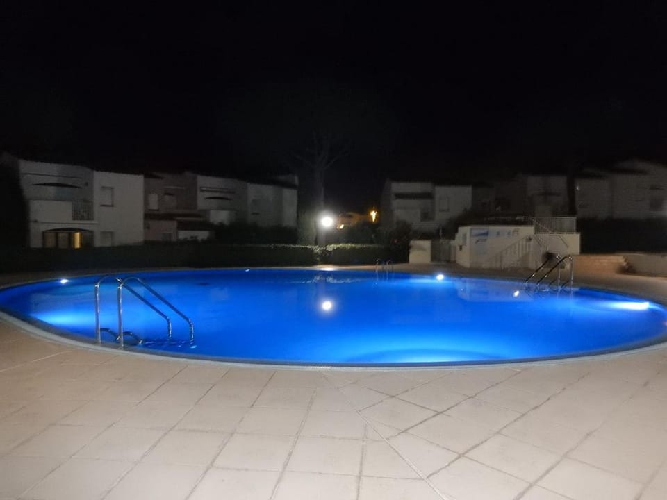 Cap d'Agde T3 avec Piscine et Tennis à 100m de la Mer - FR-1-607-117 Apartment in Agde