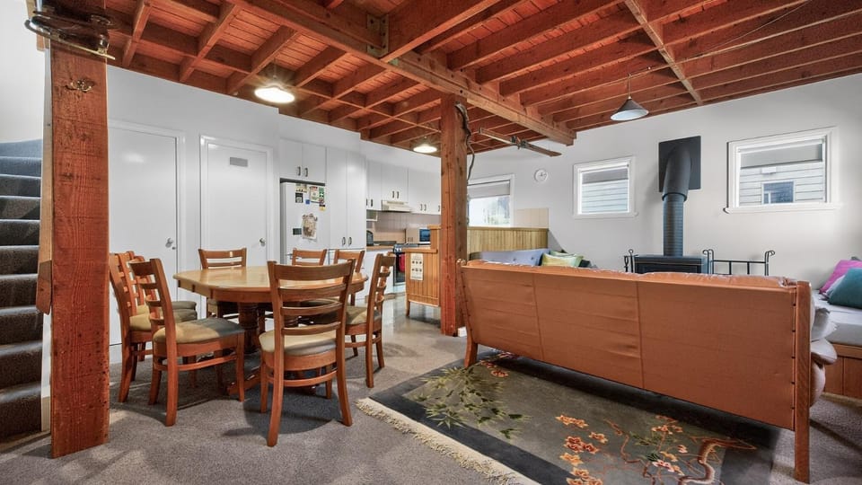 Seating area, Dining area