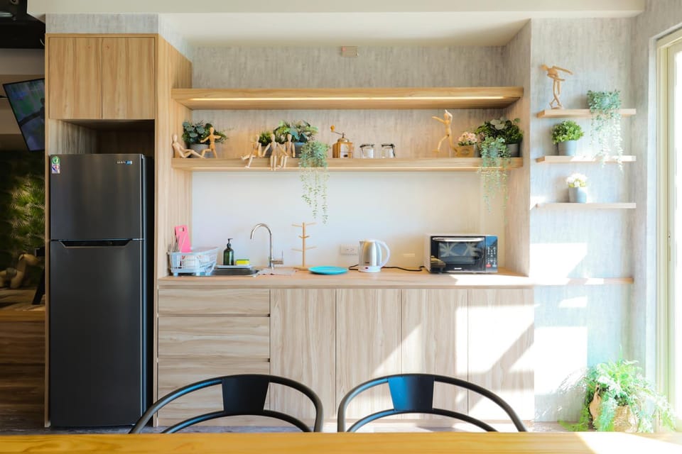 Kitchen or kitchenette, minibar