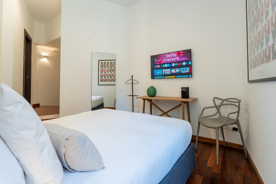 Bed, TV and multimedia, Photo of the whole room, Bedroom
