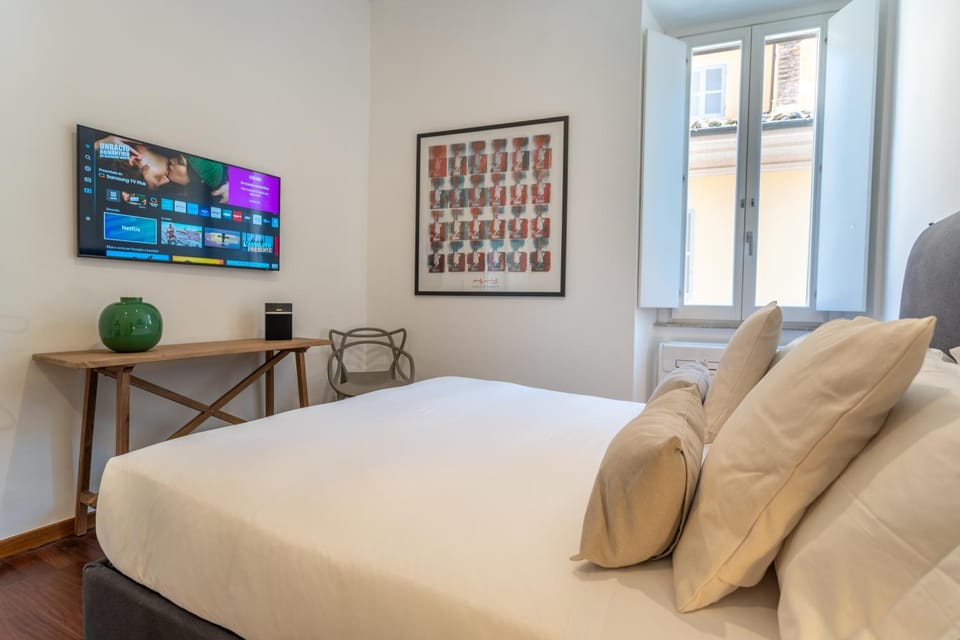 Bed, TV and multimedia, Bedroom