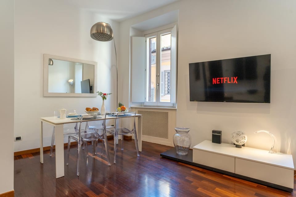 TV and multimedia, Living room, Seating area, Dining area