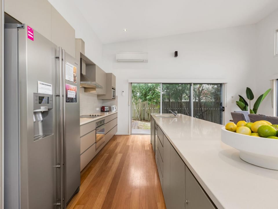 Kitchen or kitchenette, Food and drinks, Food, dishwasher, oven, stove
