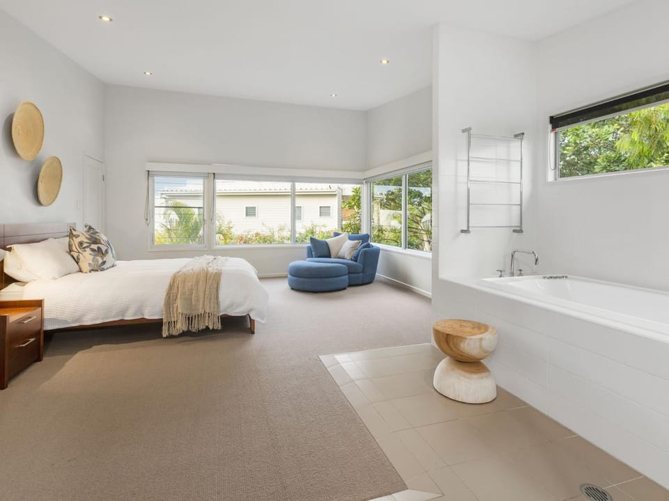 Bed, Photo of the whole room, Bedroom, Bath