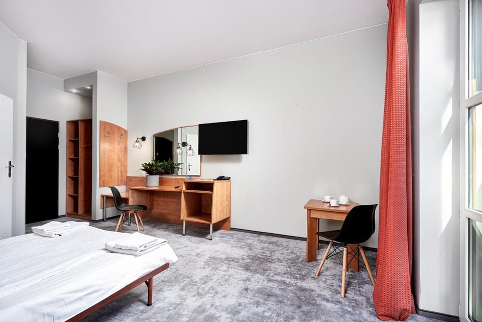 Bed, TV and multimedia, Living room, Photo of the whole room, hair dresser, wardrobe