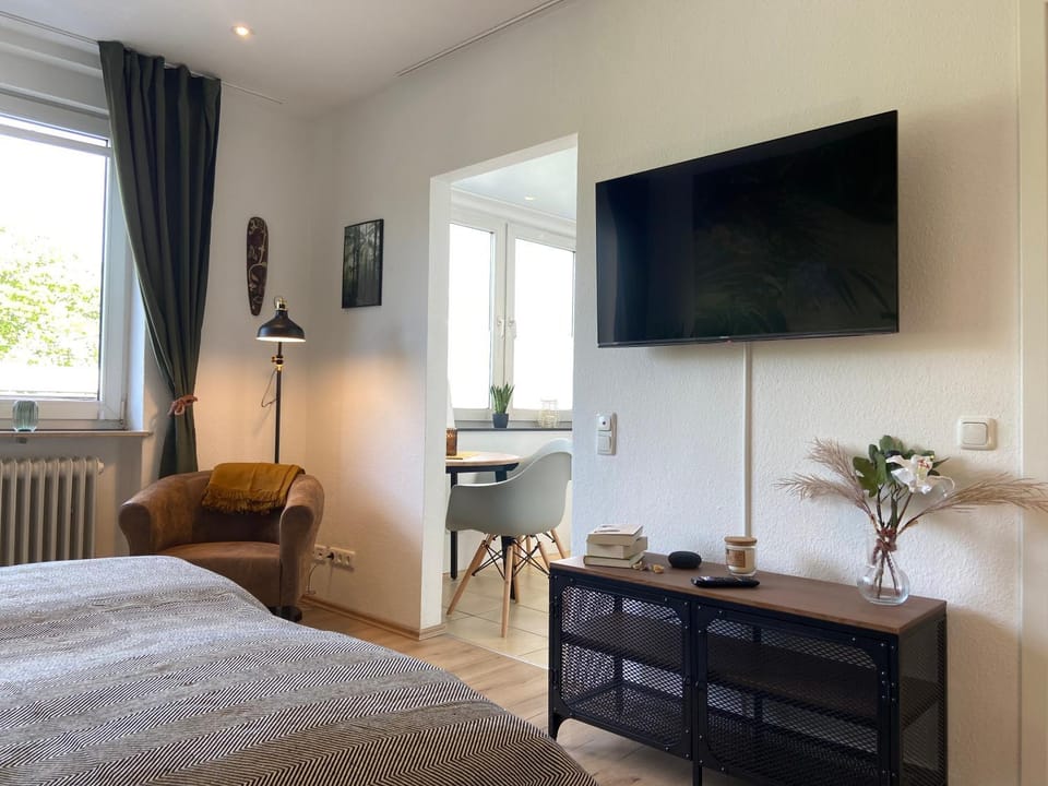 Communal lounge/ TV room, Bed, TV and multimedia, Bedroom