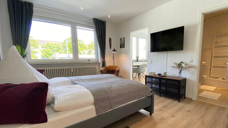 Bed, TV and multimedia, Bedroom