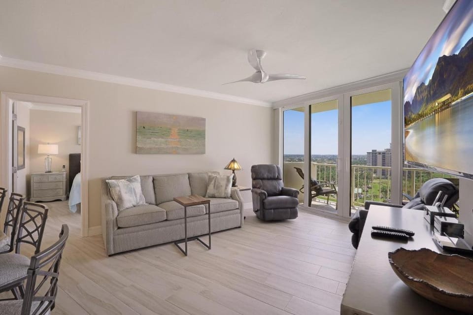 Gorgeous beachfront condo with SW-facing balcony House in Marco Island