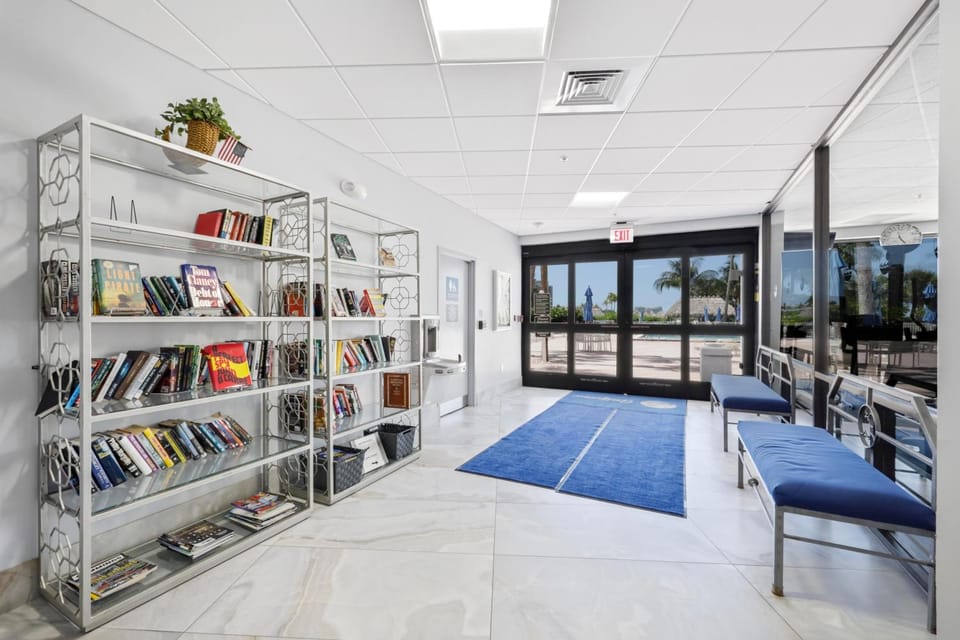 Gorgeous beachfront condo with SW-facing balcony House in Marco Island