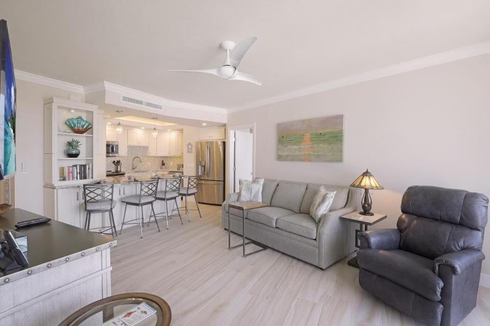 Gorgeous beachfront condo with SW-facing balcony House in Marco Island