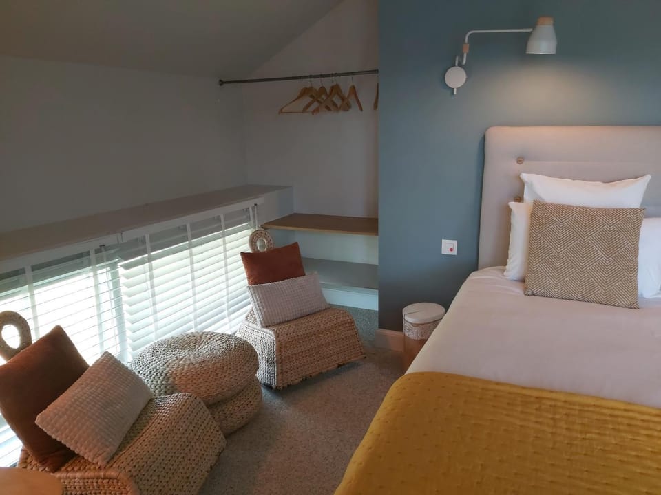 Bed, Living room, Seating area, Bedroom