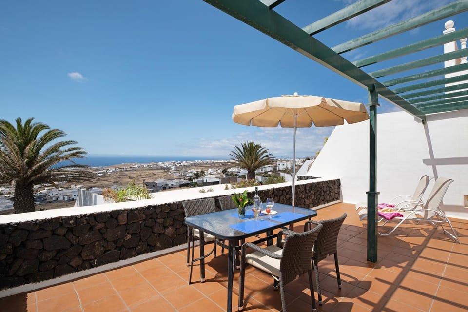 Property building, Balcony/Terrace, Living room