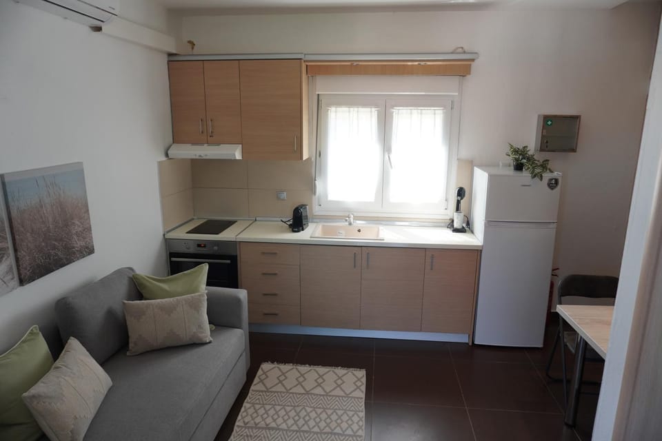 Kitchen or kitchenette, Seating area, oven, stove