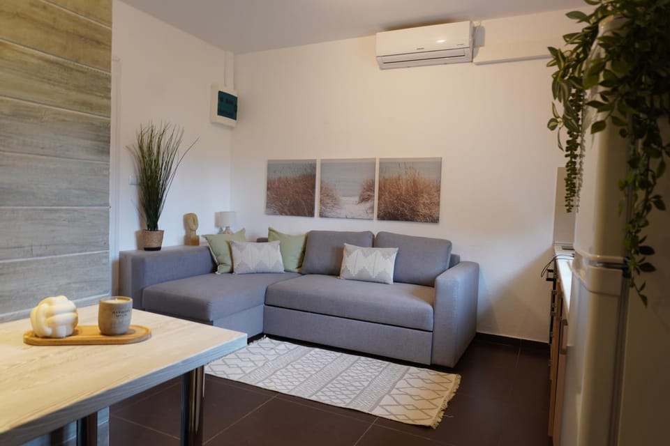 Living room, Seating area, air conditioner