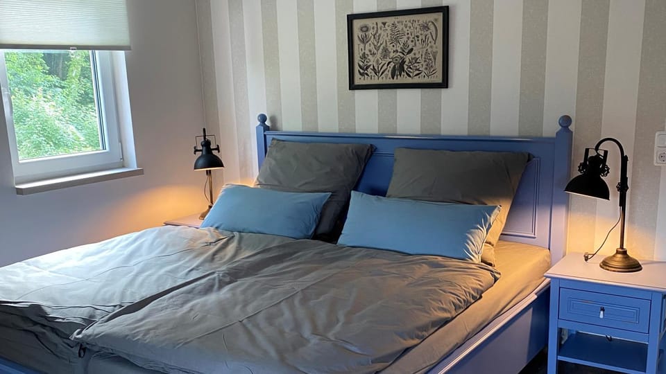 Photo of the whole room, Bedroom