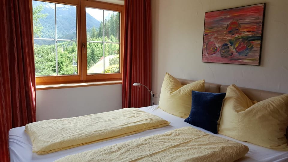 Day, Summer, Photo of the whole room, Garden view, Mountain view
