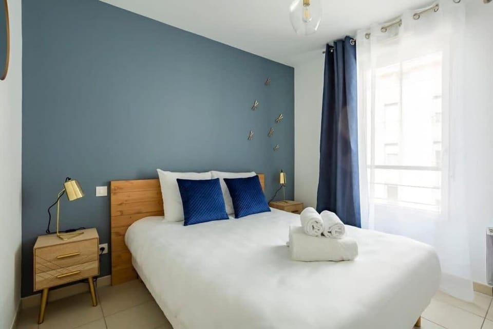 Bed, Photo of the whole room, Bedroom, towels