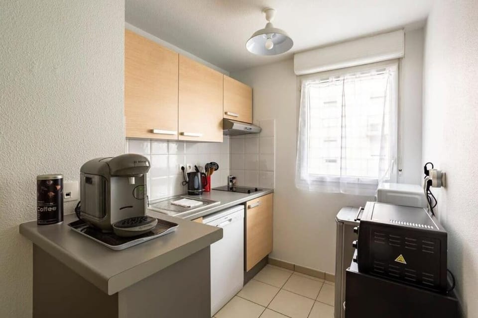 Coffee/tea facilities, Kitchen or kitchenette, dishwasher, oven, stove