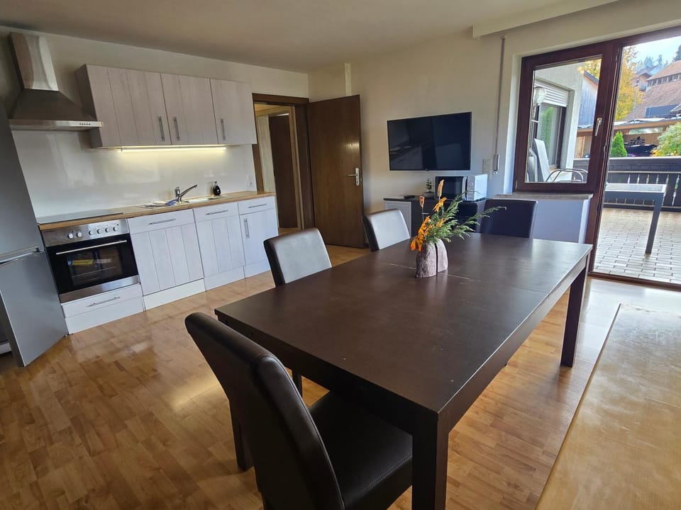 Communal lounge/ TV room, TV and multimedia, Kitchen or kitchenette, Dining area, Evening entertainment, dishwasher, oven, stove