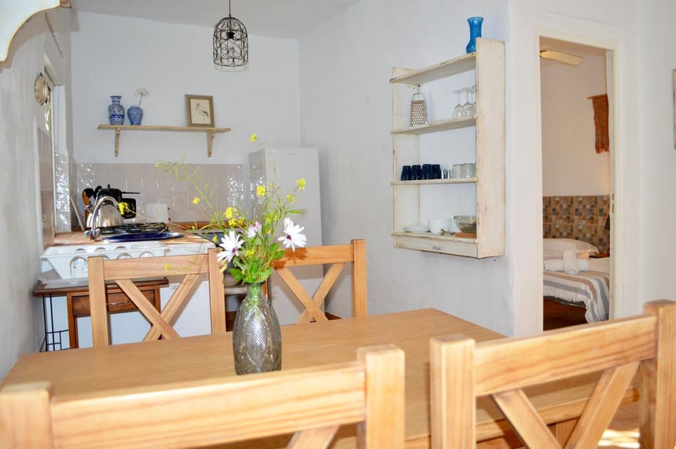 Kitchen or kitchenette, minibar