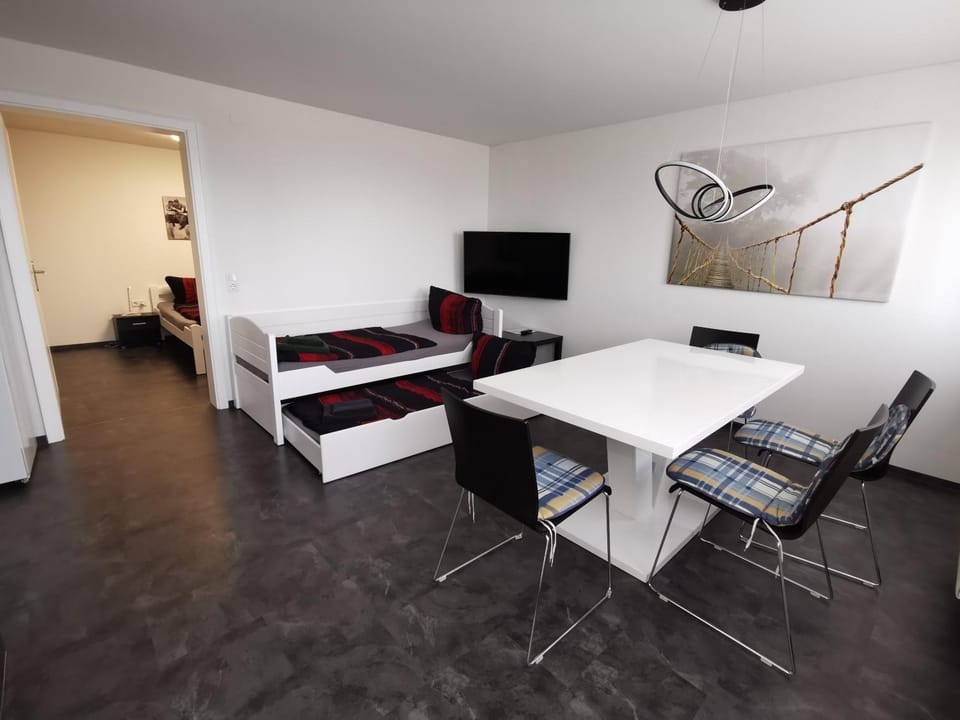 Bed, TV and multimedia, Dining area, Bedroom