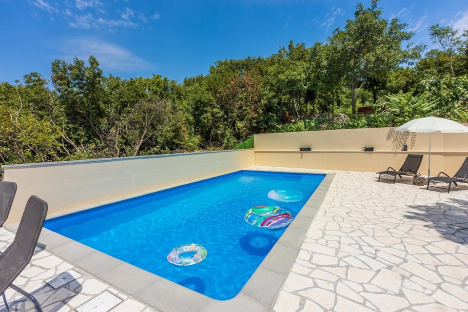 Swimming pool, Swimming pool