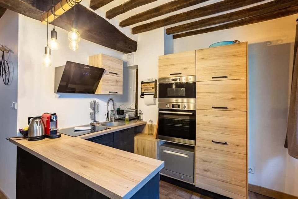 Coffee/tea facilities, Kitchen or kitchenette, dishwasher, oven, stove