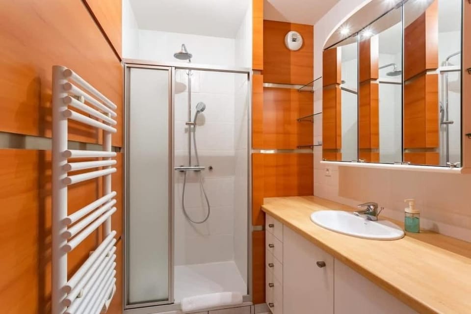 Shower, Bathroom, towels