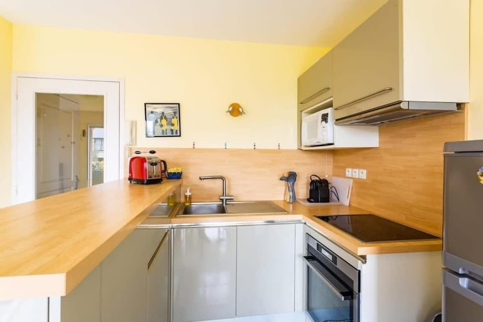 Coffee/tea facilities, Kitchen or kitchenette, oven, stove, toaster