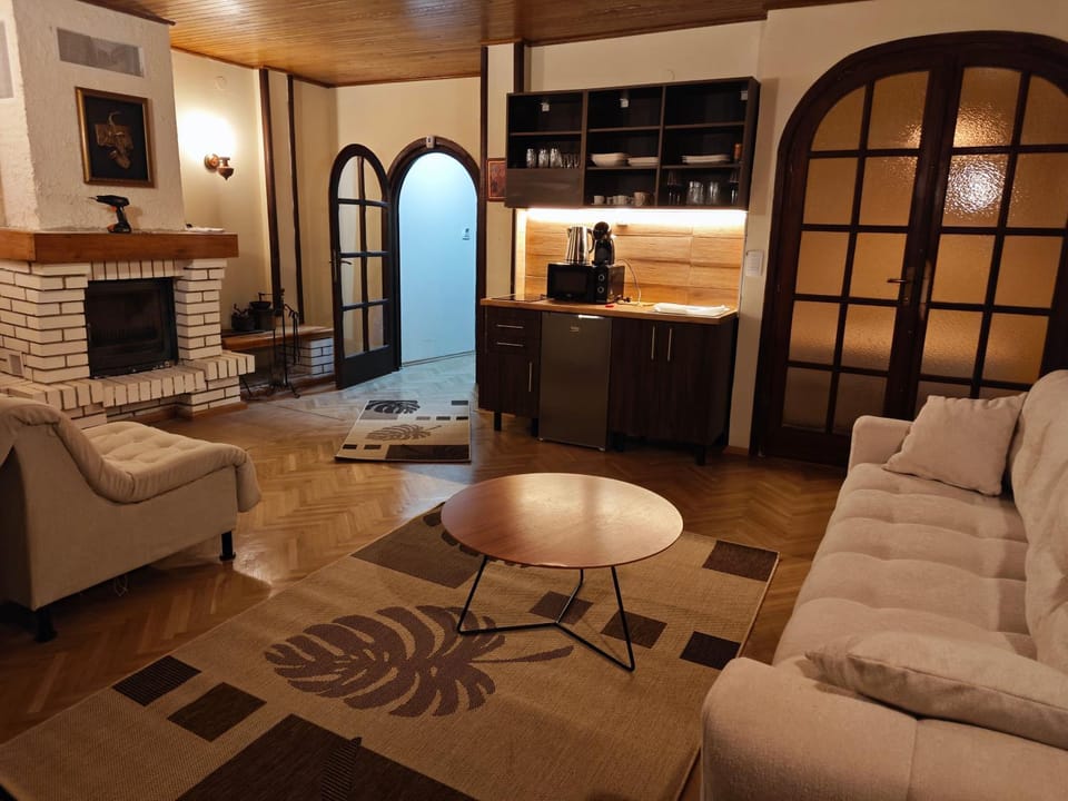 Coffee/tea facilities, Kitchen or kitchenette, Living room, Seating area