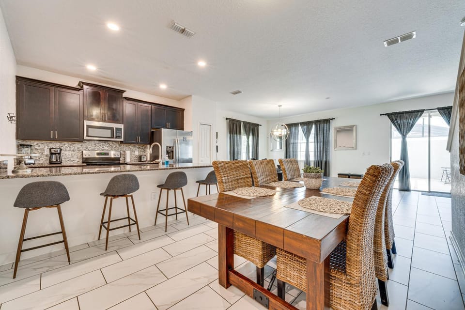 7 Mi Walt Disney World! Family Gem w/ Private Pool House in Kissimmee