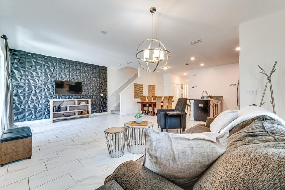 7 Mi Walt Disney World! Family Gem w/ Private Pool House in Kissimmee