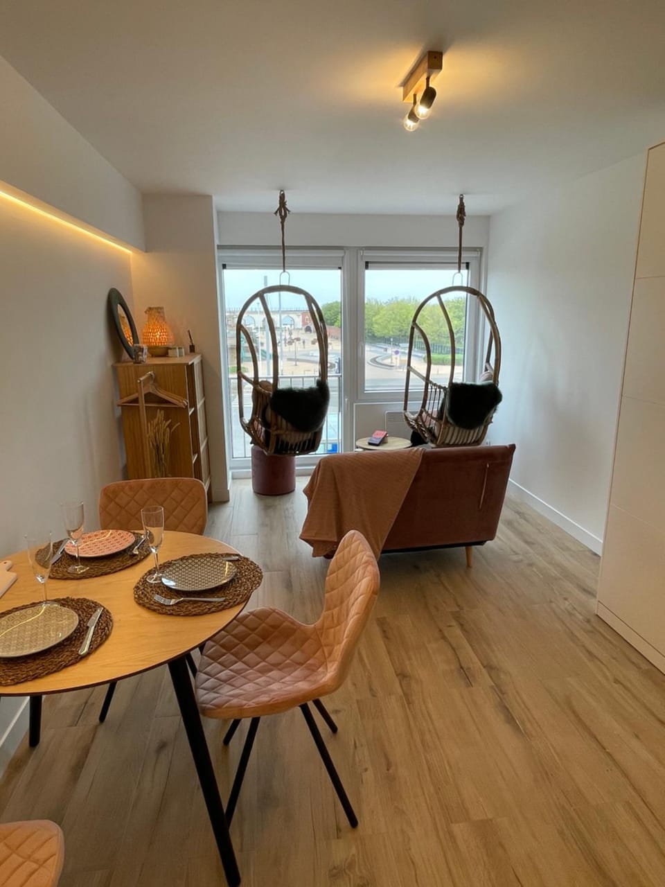 Seating area, Dining area