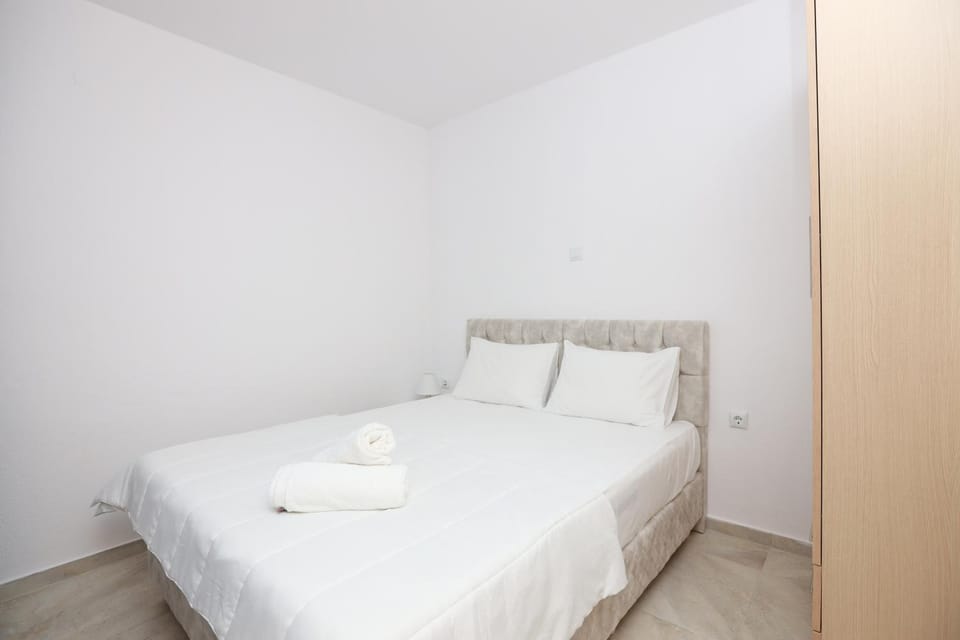 Bed, Bedroom, towels, wardrobe