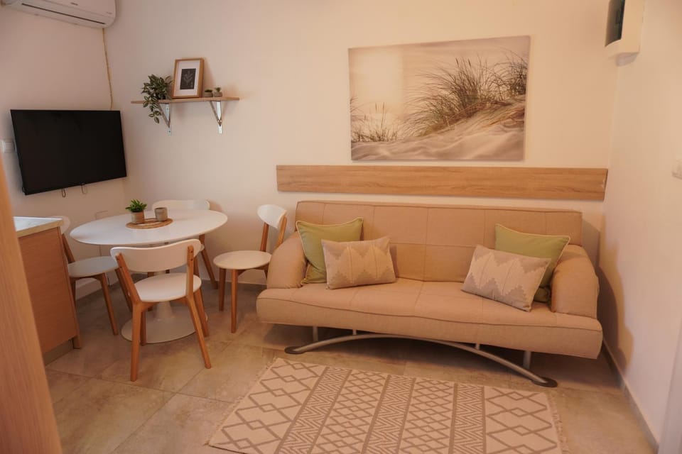 TV and multimedia, Seating area, Dining area